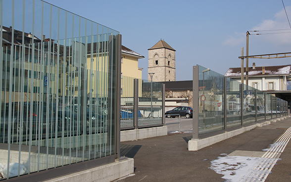 Glass noise barriers at Villeneuve station